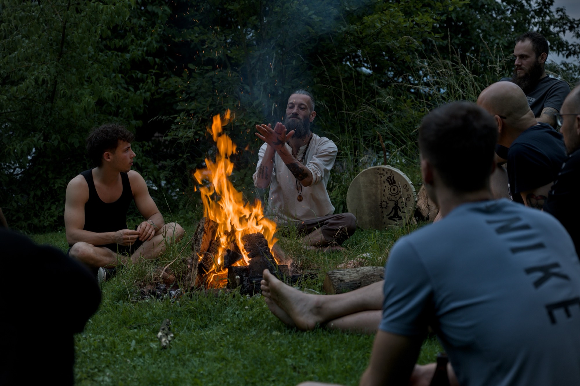 Männerkreis am Feuer