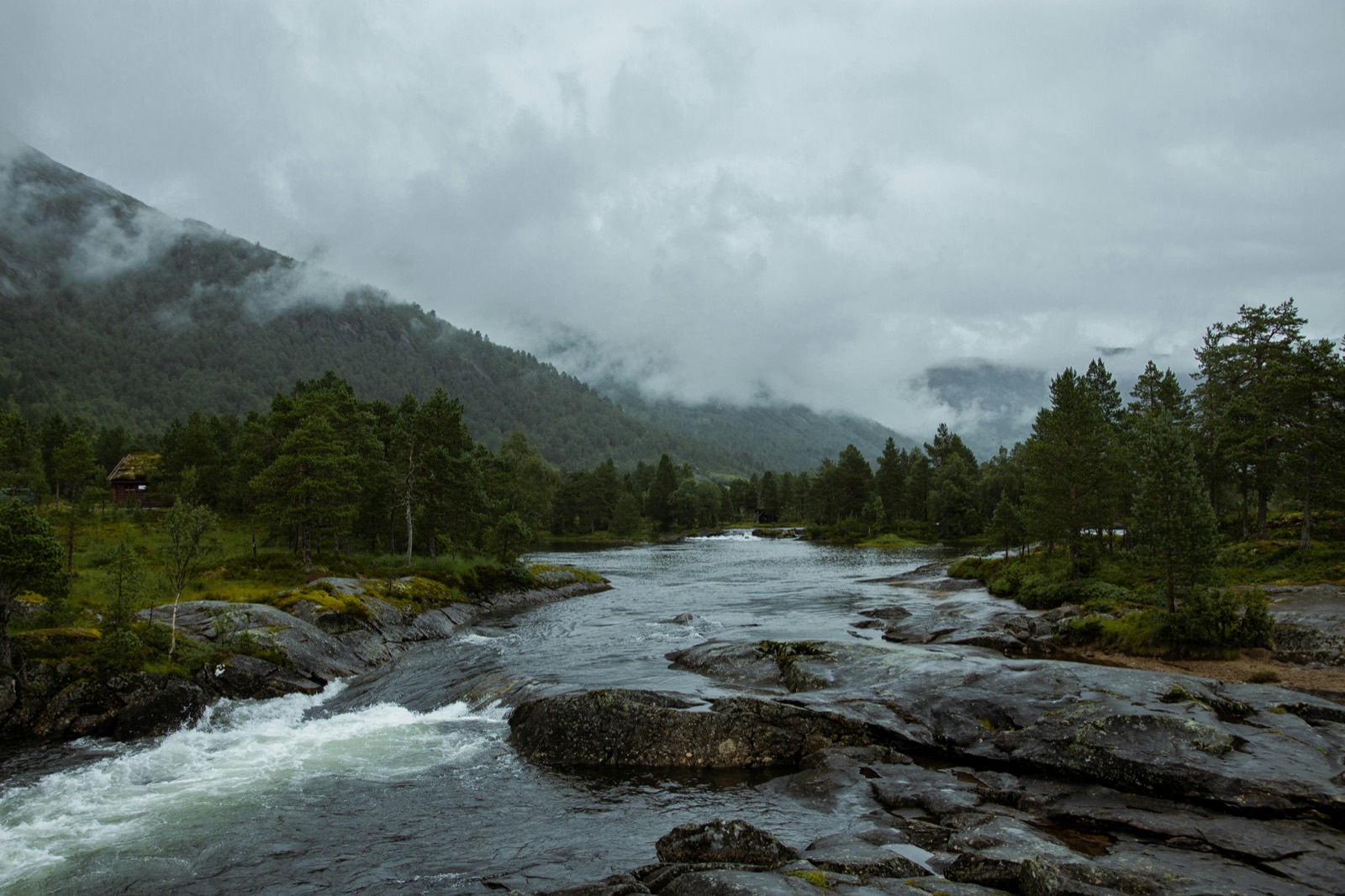 Fluss in nordischer Landschaft
