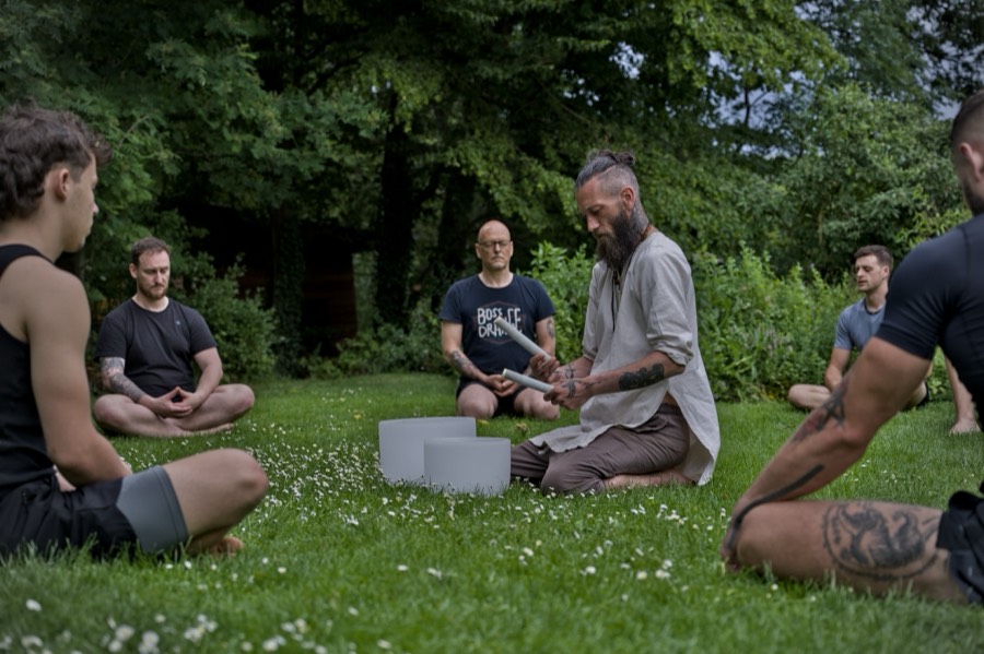 Klangschalen-Kreis im Garten