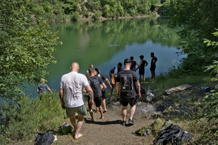 Gruppe auf dem Weg zum See