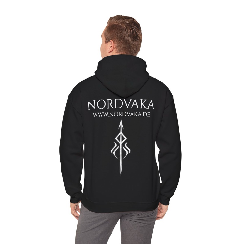 Rune Hoodie in Schwarz, getragen, Rückseite mit NORDVAKA Symbol